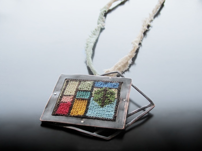 embroidered pendant, χειροποίητο κόσμημα