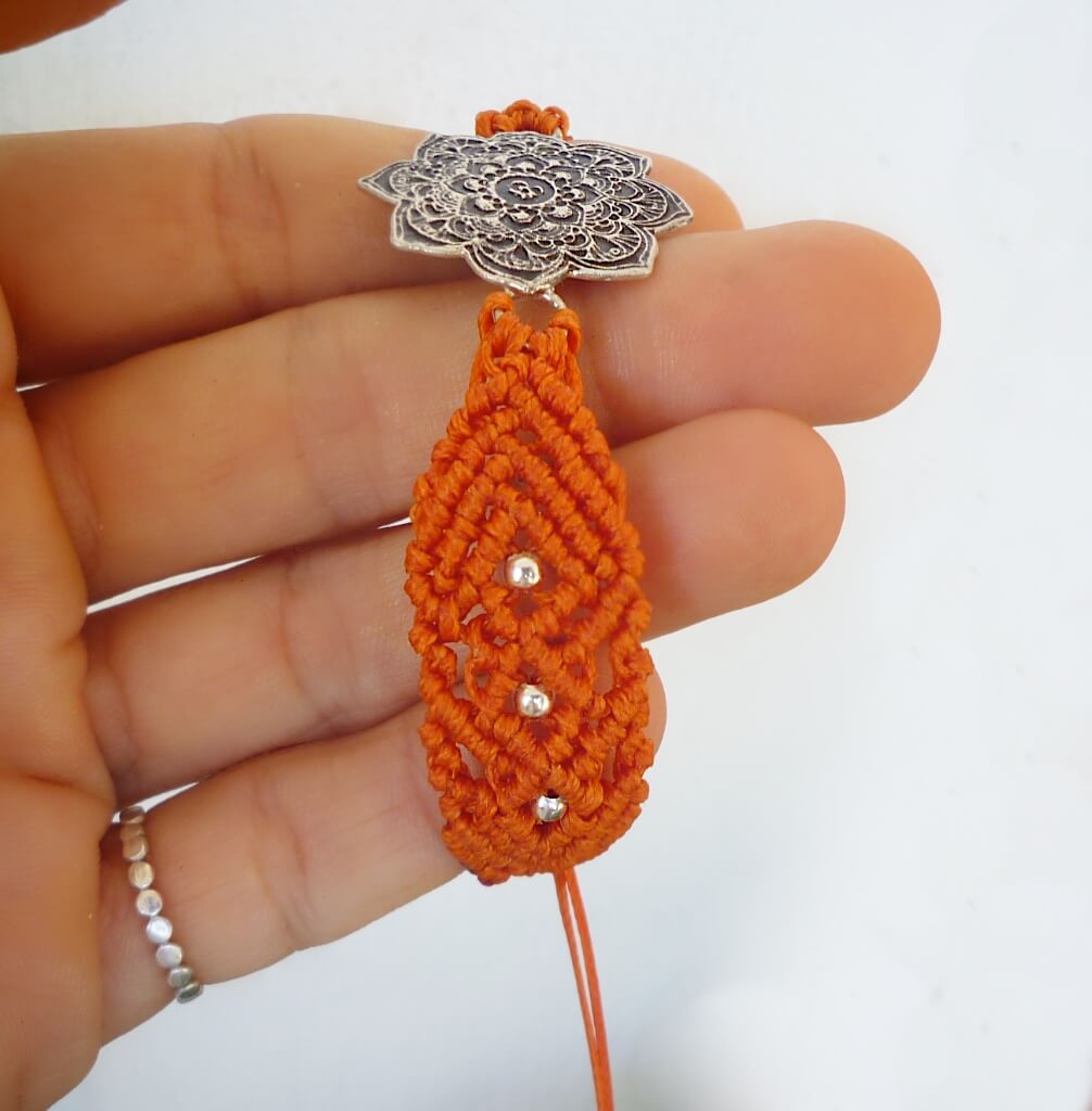 After finishing the fish bracelet, a new macrame obsession started emerging!