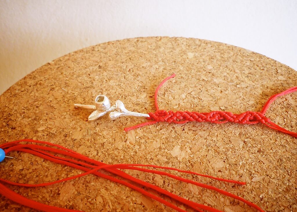 Working on a new botanical bracelet, which combines micromacrame and pearls.