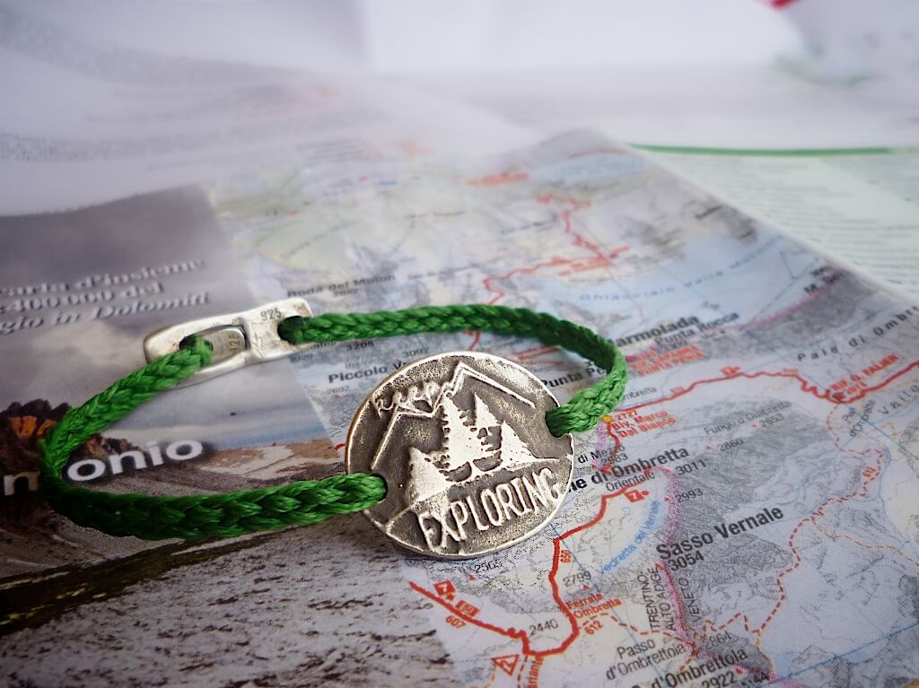 I changed the colour of the "Keep exploring" bracelet that I wear and this time I went for this vibrant forest green. Then I made another one in red for a lovely customer from Etsy.