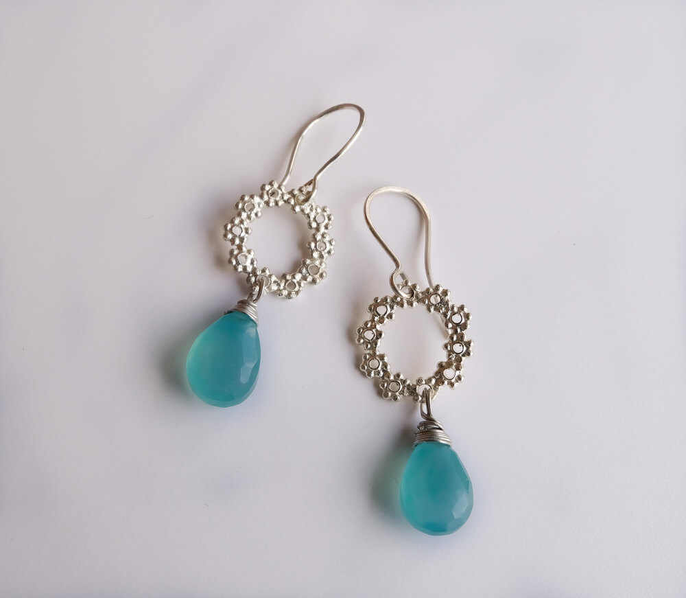 I have made the flower wreath earrings using stones of various shapes and colour. This time I combined them with aqua blue chalcedony.