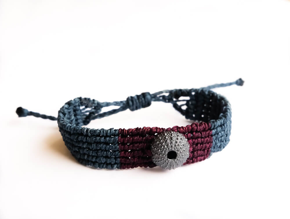 Last, my new macramé sea urchin bracelet! A black sea urchin combine with sturdy waxed cords in anthracite and dark burgundy.