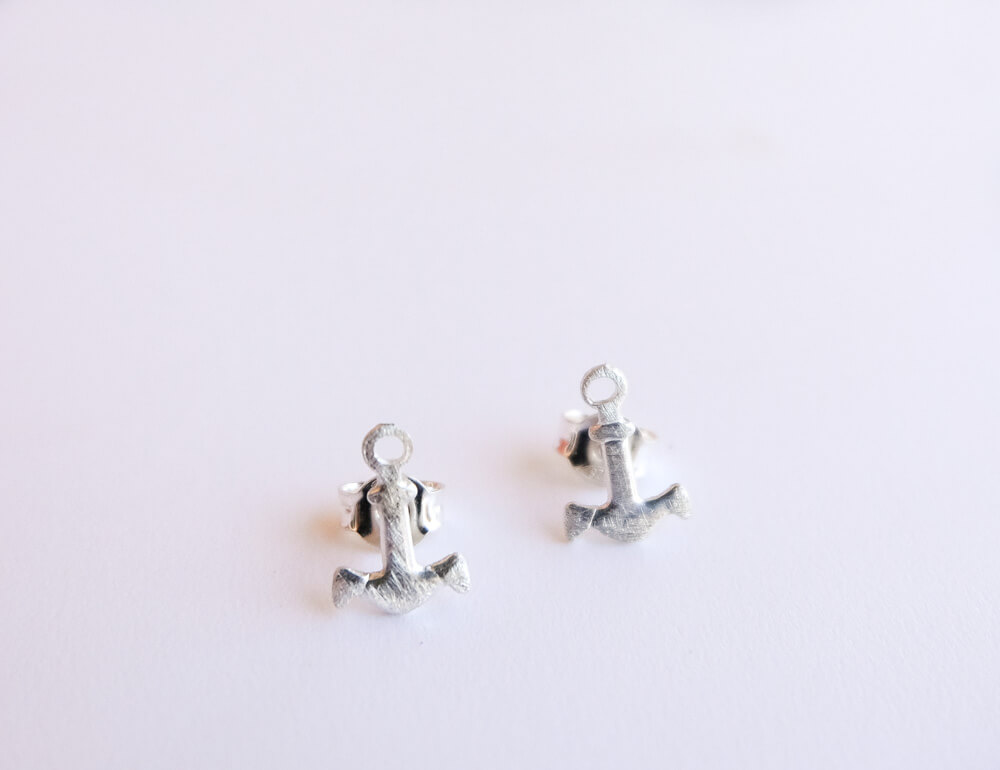 Tiny anchor stud earrings.