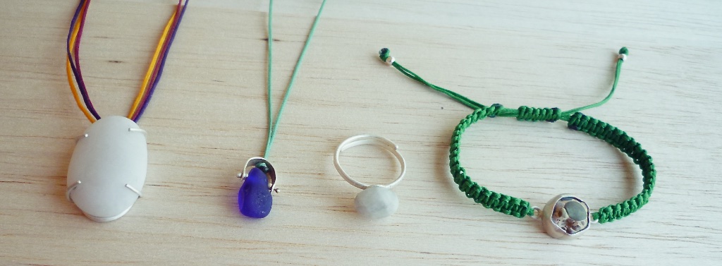 I have finished some of the custom pebble and seaglass pieces that I mentioned in a previous post. There are still acouple more left before the whole set is complete.