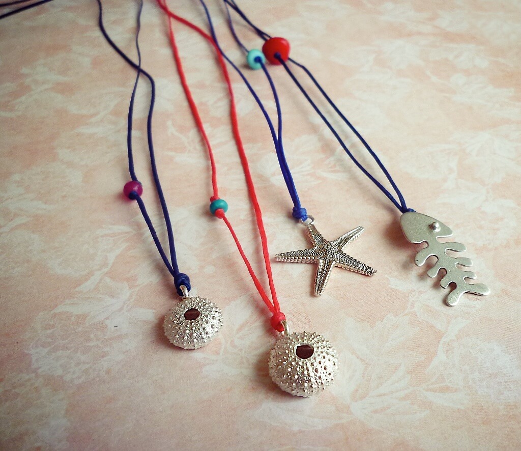 Sea urchins, starfish and fishbone pendants, perfect to be worn all summer!