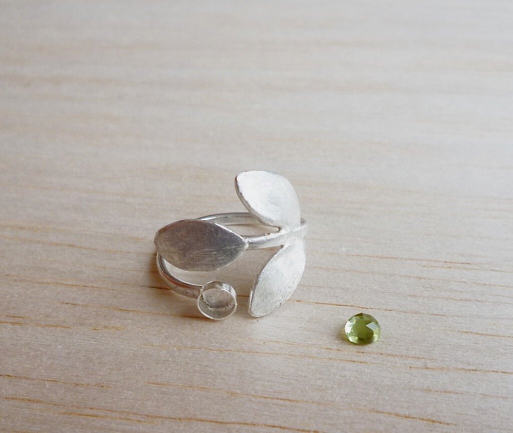 Revisiting an old favourite, the olive branch ring. The stone is a beautiful 4mm faceted peridot cabochon.