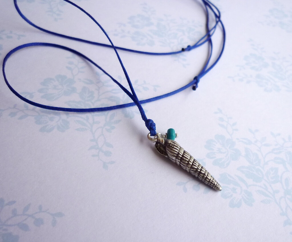 This seashell pendant is adjustable in lenght, which makes it perfect for layering.