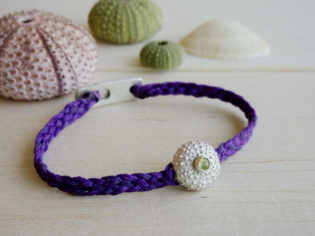 I also made another version of the sea urchin version, I think I prefer this one with the braided band.